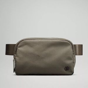 Lululemon Everywhere Belt Bag - Carob Brown/Black